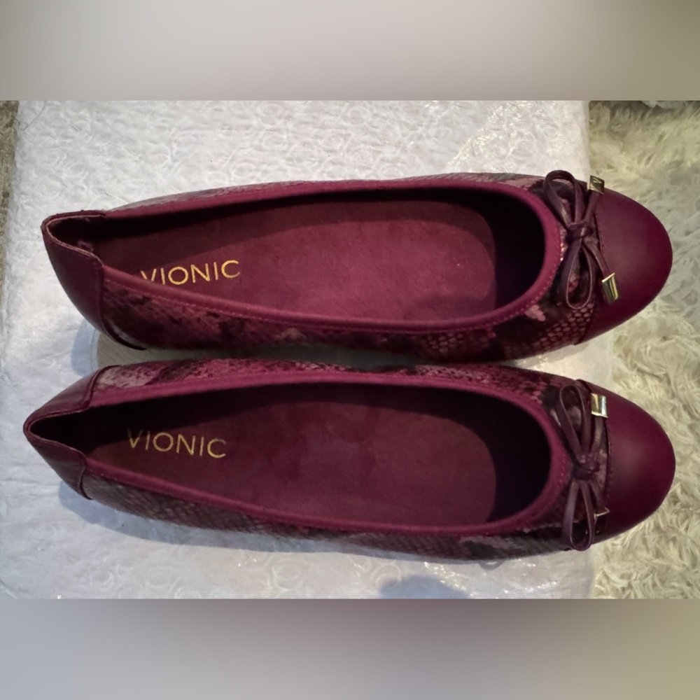 Vionic Women's Deep Burgundy Loafers


Pre-owned